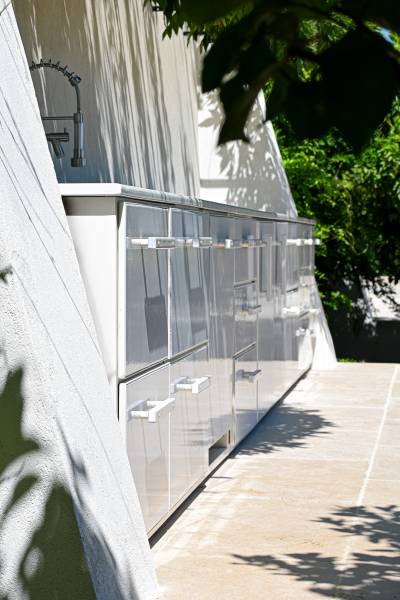 Bar extérieur sur mesure en lave émaillée blanc coquille au Rayol Canadel