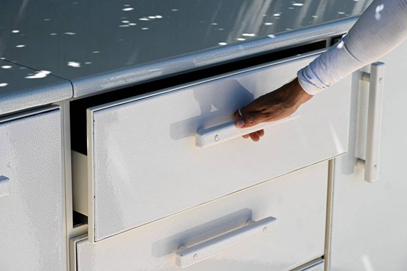 Bar extérieur sur mesure en lave émaillée blanc coquille au Rayol Canadel