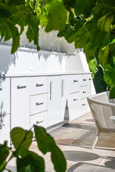 Bar extérieur sur mesure en lave émaillée blanc coquille au Rayol Canadel