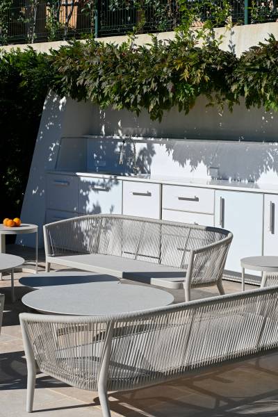 Bar extérieur sur mesure en lave émaillée blanc coquille au Rayol Canadel