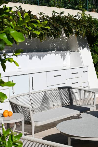 Bar extérieur sur mesure en lave émaillée blanc coquille au Rayol Canadel