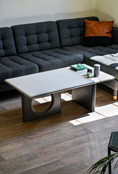 Création d'une table basse ELLIOTH en pierre de lave émaillée aux multiples émaux, à Paris.