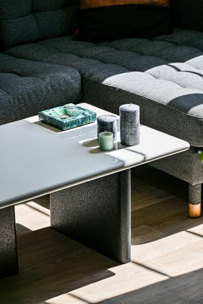 Création d'une table basse ELLIOTH en pierre de lave émaillée aux multiples émaux, à Paris.