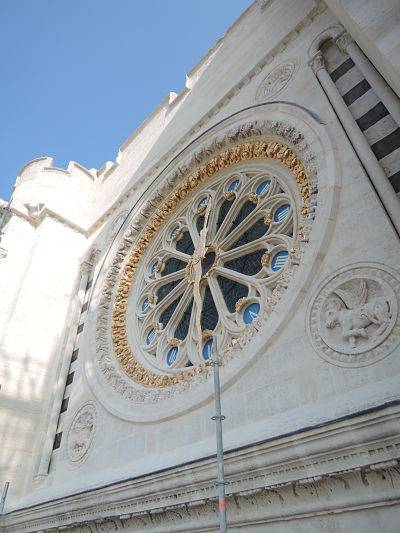 Restauration des cadrans en lave émaillée de l’horloge de la Basilique St Denis au Nord de Paris