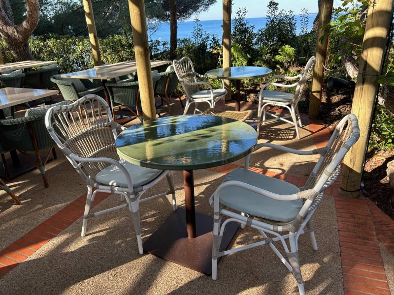 Table ronde vert sauge lave émaillée Hotel Cap Eden Roc Antibes