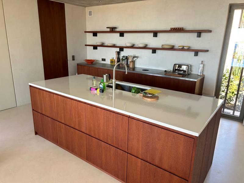 Ilot central en lave émaillée couleur blanc coquille