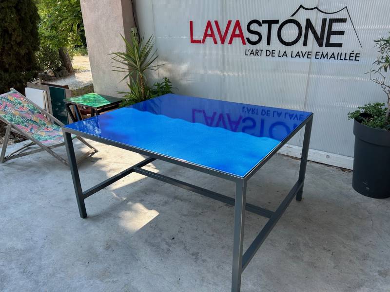 table enchâssée en lave émaillée bleu de castre 