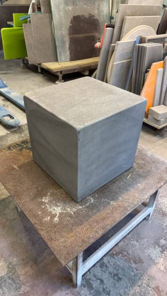 Réalisation du Cube en Pierre de Lave Émaillée : Design et Polyvalence