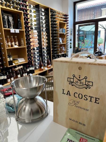 Table lave émaillée à Chateau La Coste