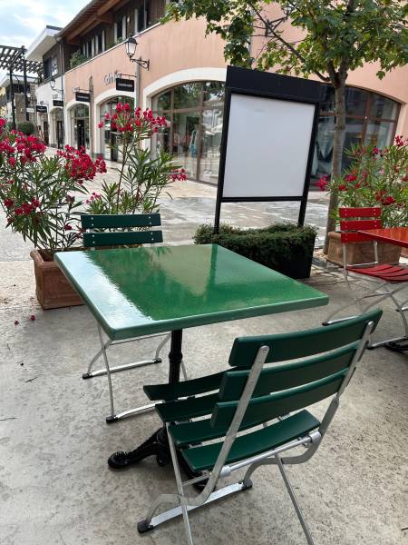 Réalisation et installation de tables en lave émaillée, domaine de l'art de la table et déco à Marseille