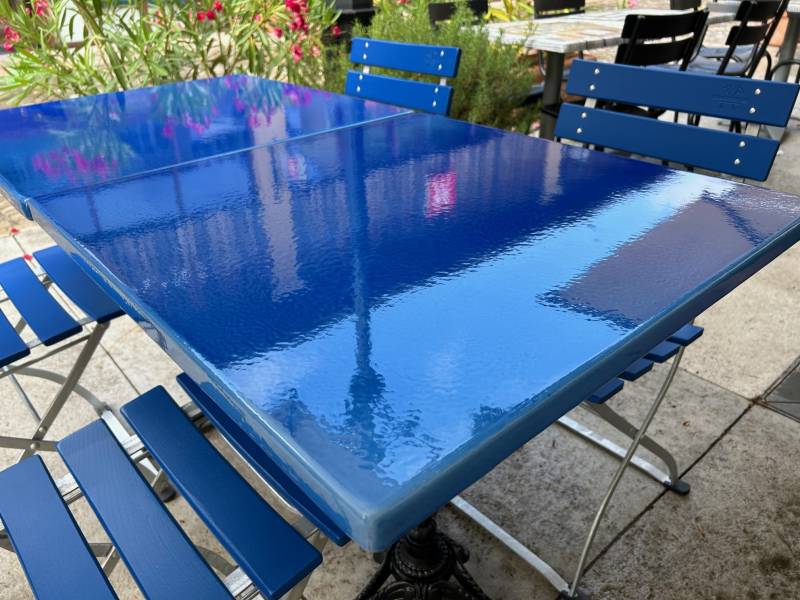 Réalisation et installation de tables en lave émaillée, domaine de l'art de la table et déco à Marseille