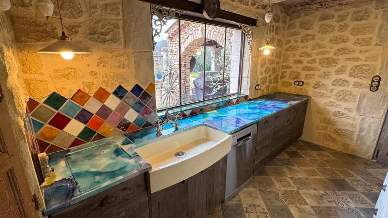 Réalisation d’une cuisine en pierre de lave émaillée couleurs mélimélo à Gordes, Luberon