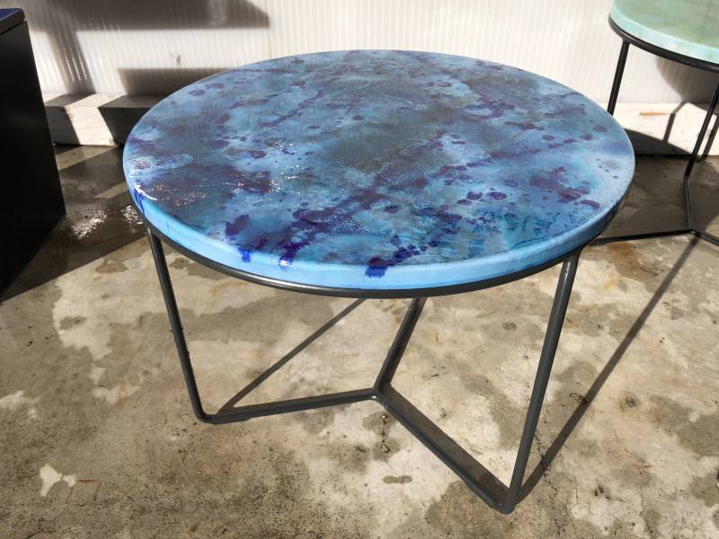 table basse en lave émaillée mélange d'émail bleu