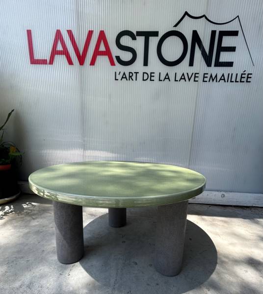 Table ronde en lave émaillée avec  3 pieds rond en lave brute