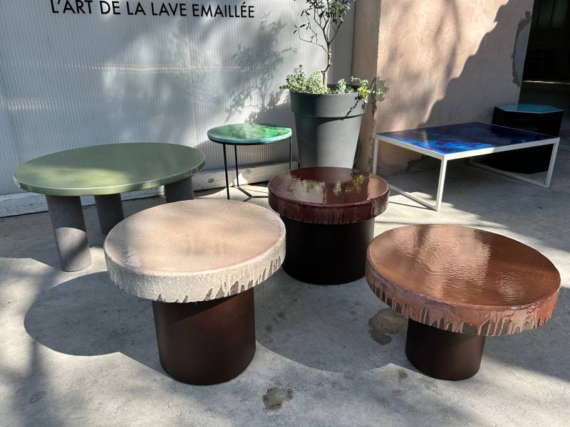 Réalisation de tables basses rondes épaisses avec coulures d'émail en pierre de lave émaillée avec pieds en tube métal