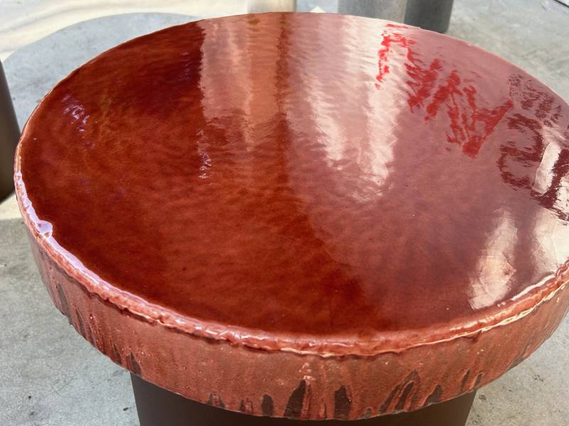 table basse ronde épaisse en lave émaillée couleur terre brune
