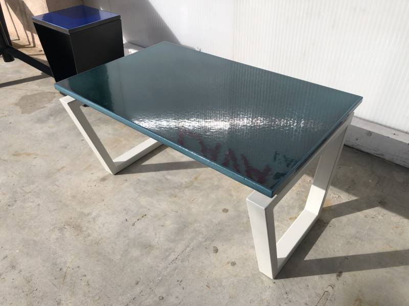 Table d'appoint avec pied de table blanc en forme de trapèze