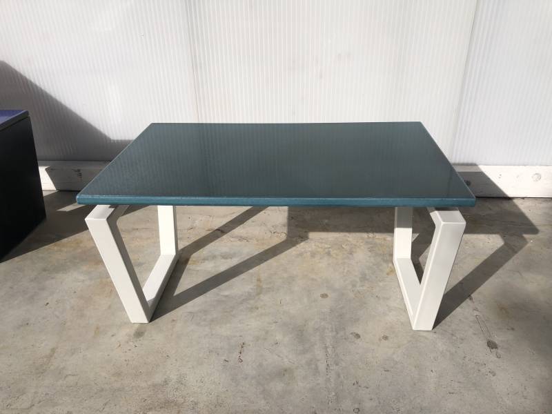 Table basse en lave émaillée avec pied de table en métal blanc