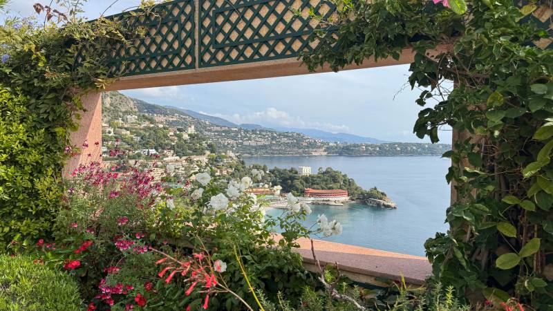 Réalisation table en pierre de lave émaillée ronde – Ø140 cm – Couleur Céladon