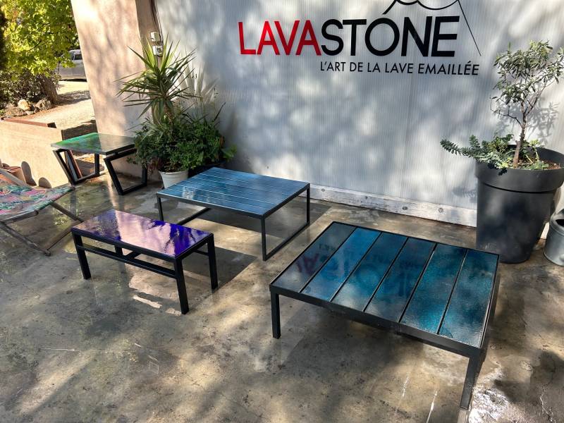 table basse en lave émaillée avec des bandes verticales 