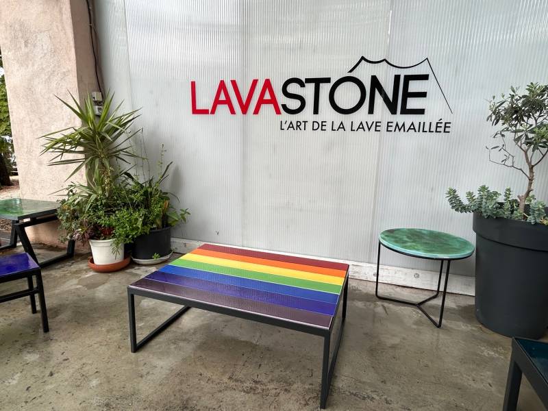 Table basse multicolore en lave émaillée RAIMBOW LAVA
