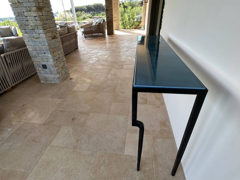 console fer forgé pied girafe plateau lave émaillée couleur bleu Glacier 