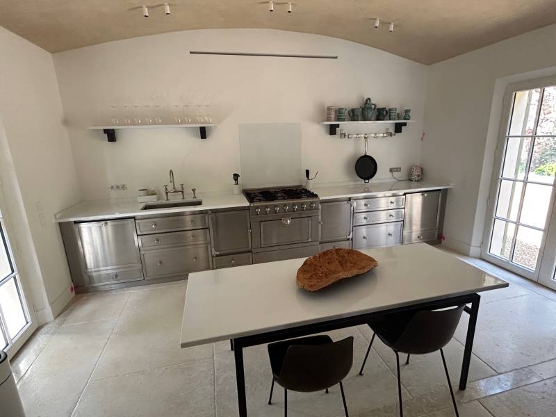 plan de travail en lave émaillée sur meuble en inox La Cornue