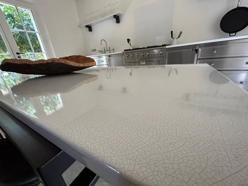 Plan de travail blanc craquelé en lave émaillée