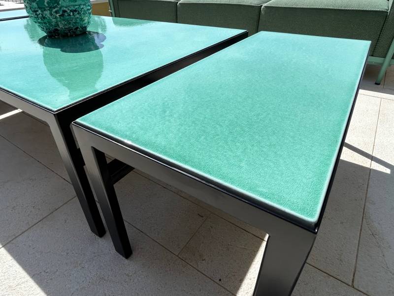 Table basse verte avec deux consoles en pierre de lave émaillée