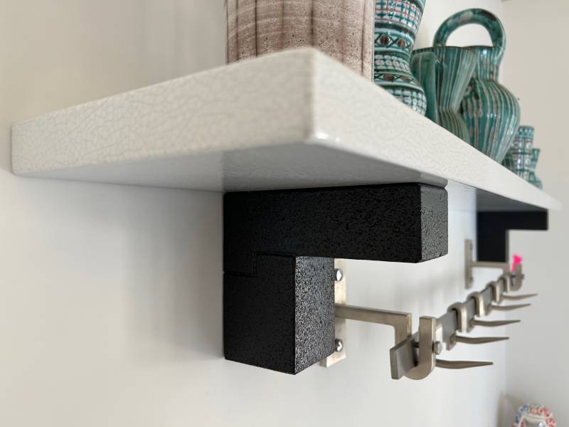 étagère en lave émaillée avec support équerre en lave émaillée noir mat