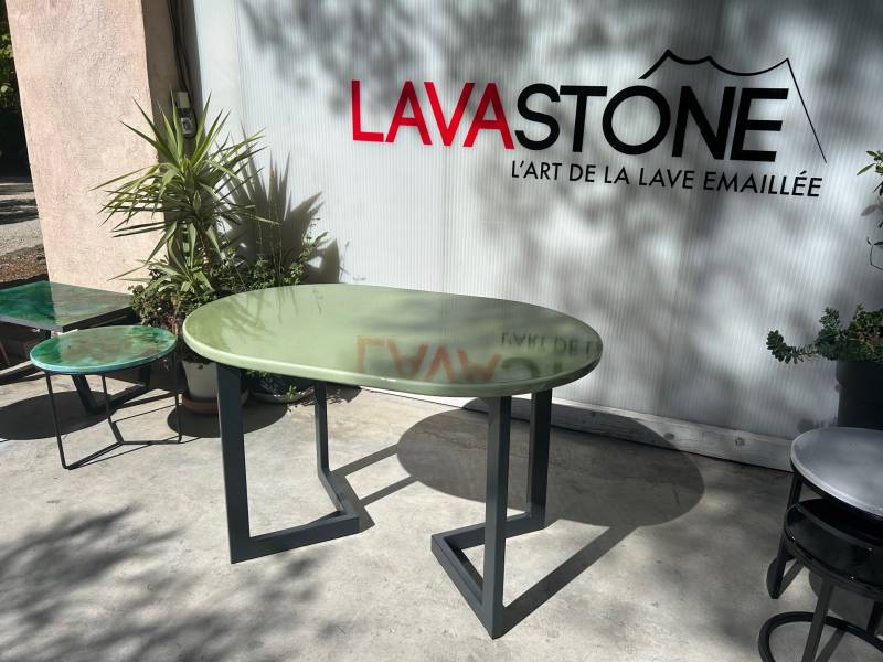 table en lave émaillée oval couleur céladon avec pieds modulables style tréteaux  