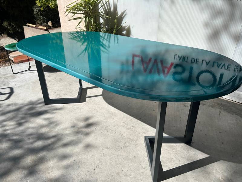 table en lave émaillée oval couleur persan avec pieds modulables style tréteaux  