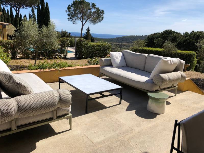 table rectangle enchâssée basse pour piscine