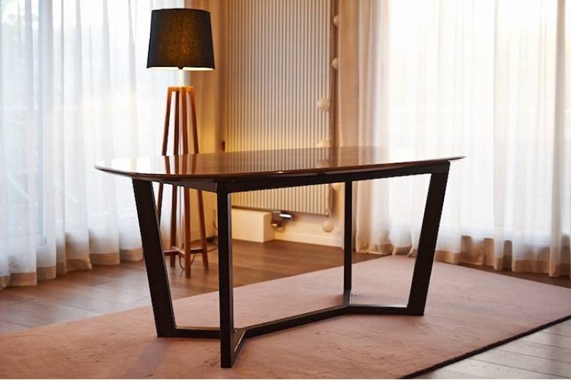 table en lave émaillée avec pied métal forme Y