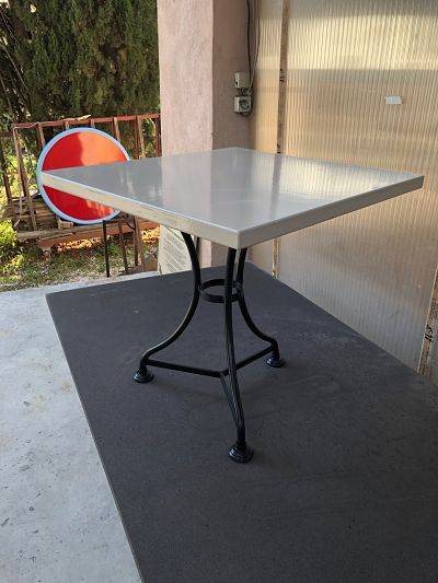 Table en pierre de lave émaillée avec pied Tripied