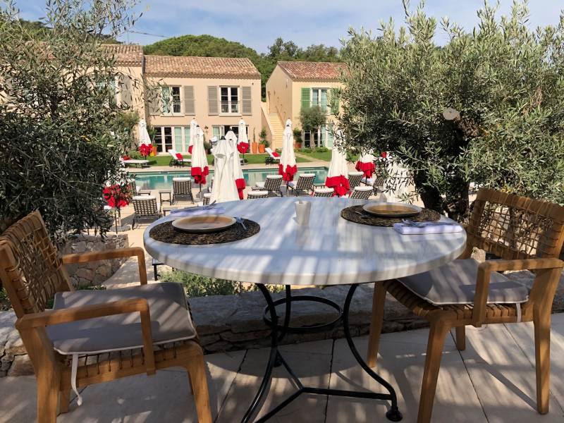 Table ronde en lave pour Hotel de luxe