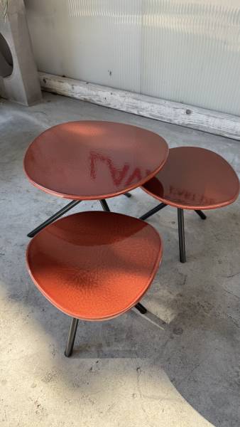 Table basse Ovo, un duo en pierre de lave émaillée