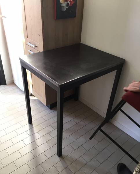 table en lave émaillée avec pied Droit Haut thermolaquage RAL 7016