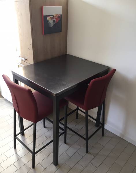 table en lave émaillée couleur Metallica pour deux personnes pour cuisine