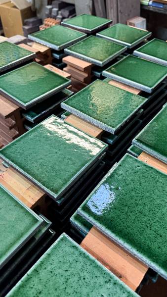 Réalisation de carreaux en pierre de lave émaillée pour différentes applications intérieur ou extérieur