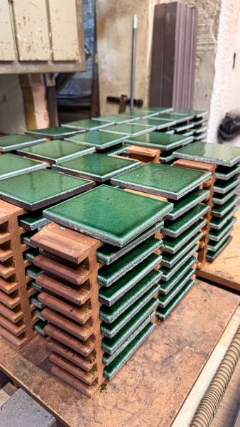 Réalisation de carreaux en pierre de lave émaillée pour différentes applications intérieur ou extérieur