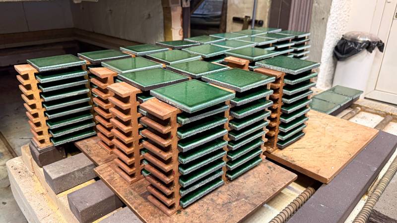 Réalisation de carreaux en pierre de lave émaillée pour différentes applications intérieur ou extérieur