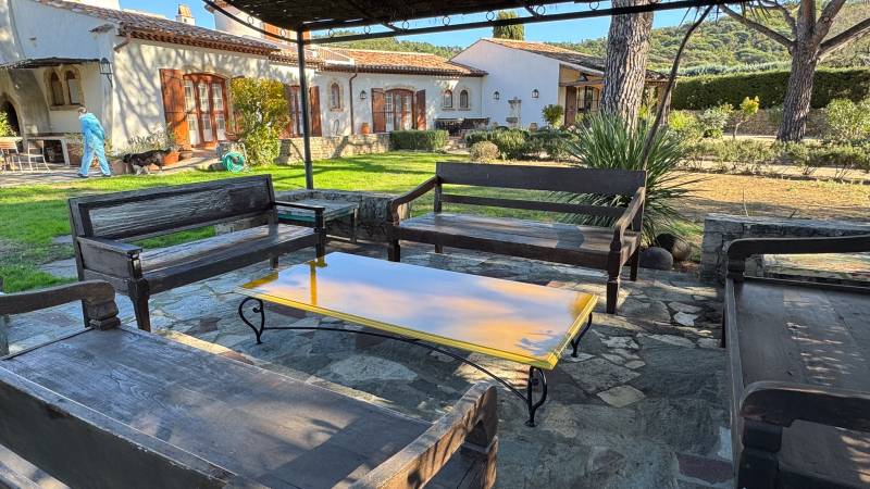 Table basse jaune en pierre de lave émaillée avec son piétement en fer forgé