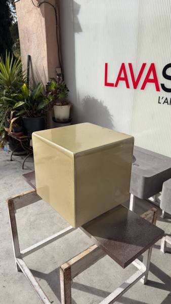 Réalisation du Cube en Pierre de Lave Émaillée : Design et Polyvalence