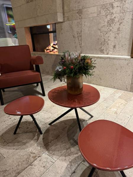 Table basse Ovo, un duo en pierre de lave émaillée