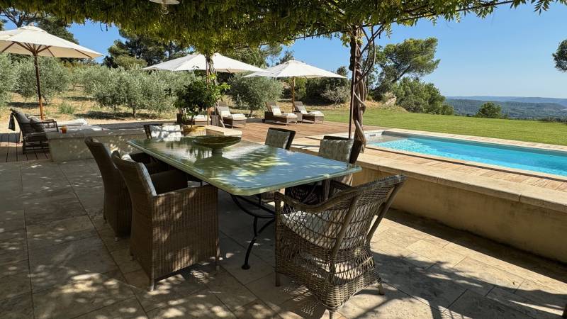 Table lave émaillée couleur verte céladon à Lourmarin