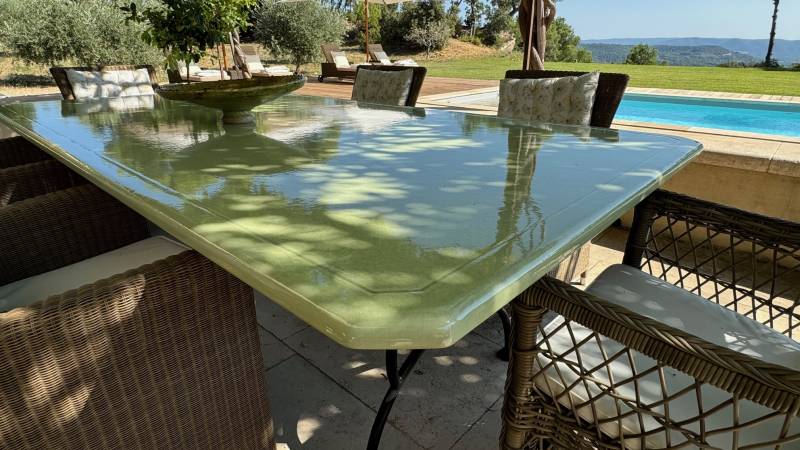 Table lave émaillée avec angle coupé et liseré de contour