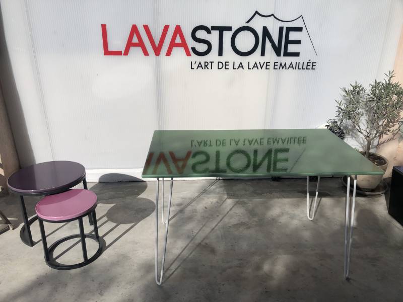 table rectangle en pierre de lave émaillée avec pied épingle blanc