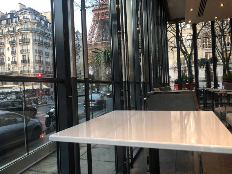 Réalisation de Tables en Pierre de Lave Émaillée au Pullman Paris Tour Eiffel