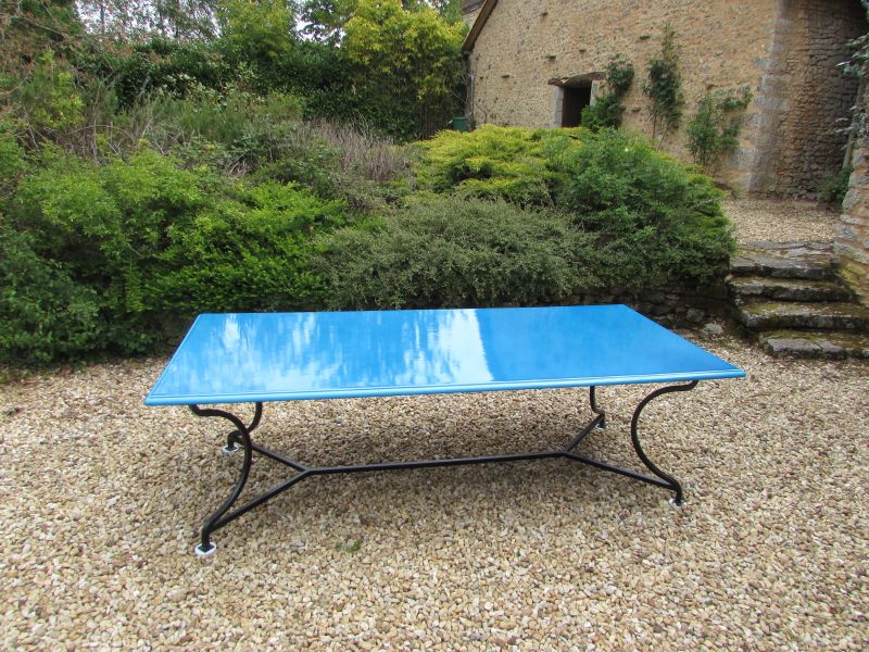 Table extérieur en lave émaillée gris ardoise pour 12 personnes dans le Sud Ouest de la France